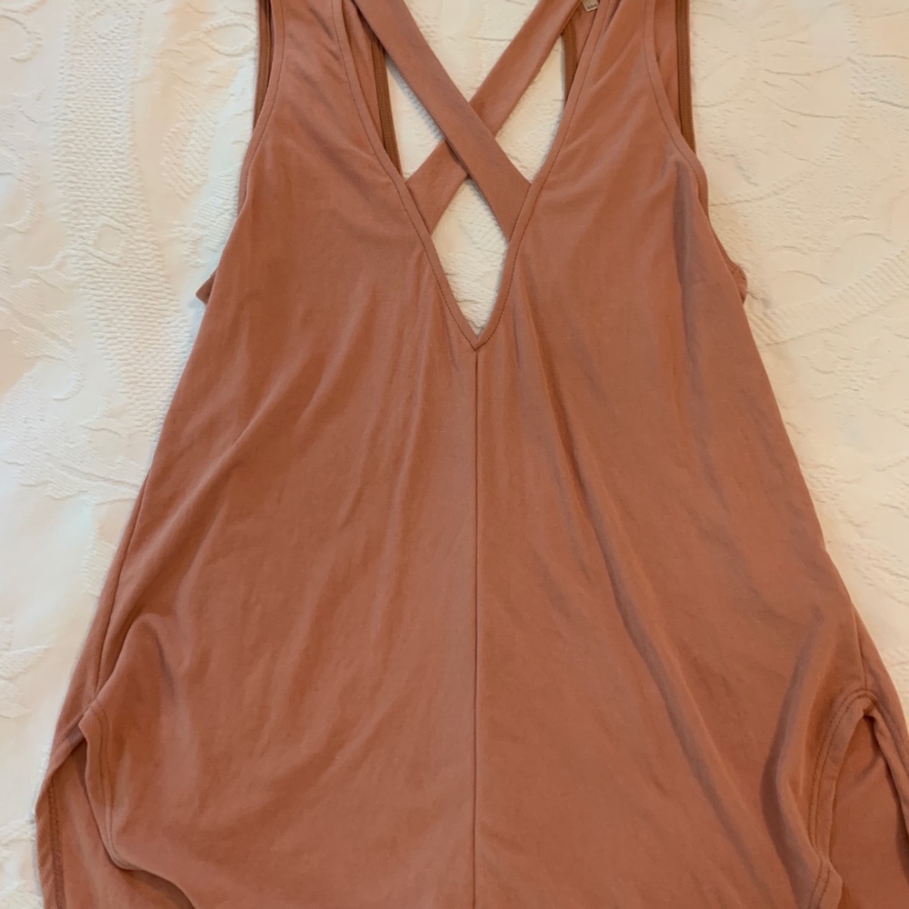 Low V front and back with crisscross in back. Salmon color, soft !!! Beautiful.